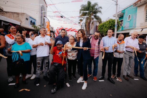 Vero Delgadillo entrega la rehabilitación de vialidades en la Zona del Vestir de Medrano, en Guadalajara.