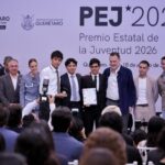 Autoridades entregan reconocimientos a jóvenes durante el Premio Estatal de la Juventud 2026 en Querétaro.