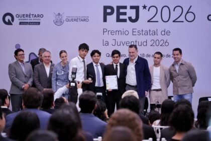 Autoridades entregan reconocimientos a jóvenes durante el Premio Estatal de la Juventud 2026 en Querétaro.