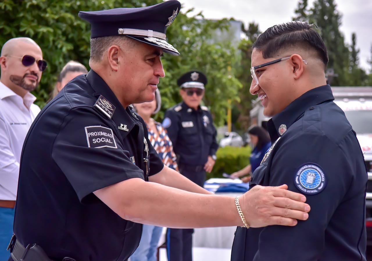 Bomberos de Aguascalientes reciben reconocimientos durante la conmemoración del Día del Bombero.