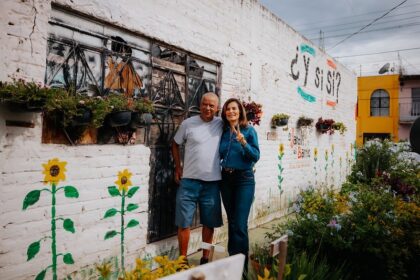 Vero Delgadillo durante un recorrido vecinal en una colonia de Guadalajara.