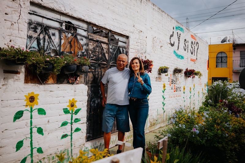 Vero Delgadillo durante un recorrido vecinal en una colonia de Guadalajara.