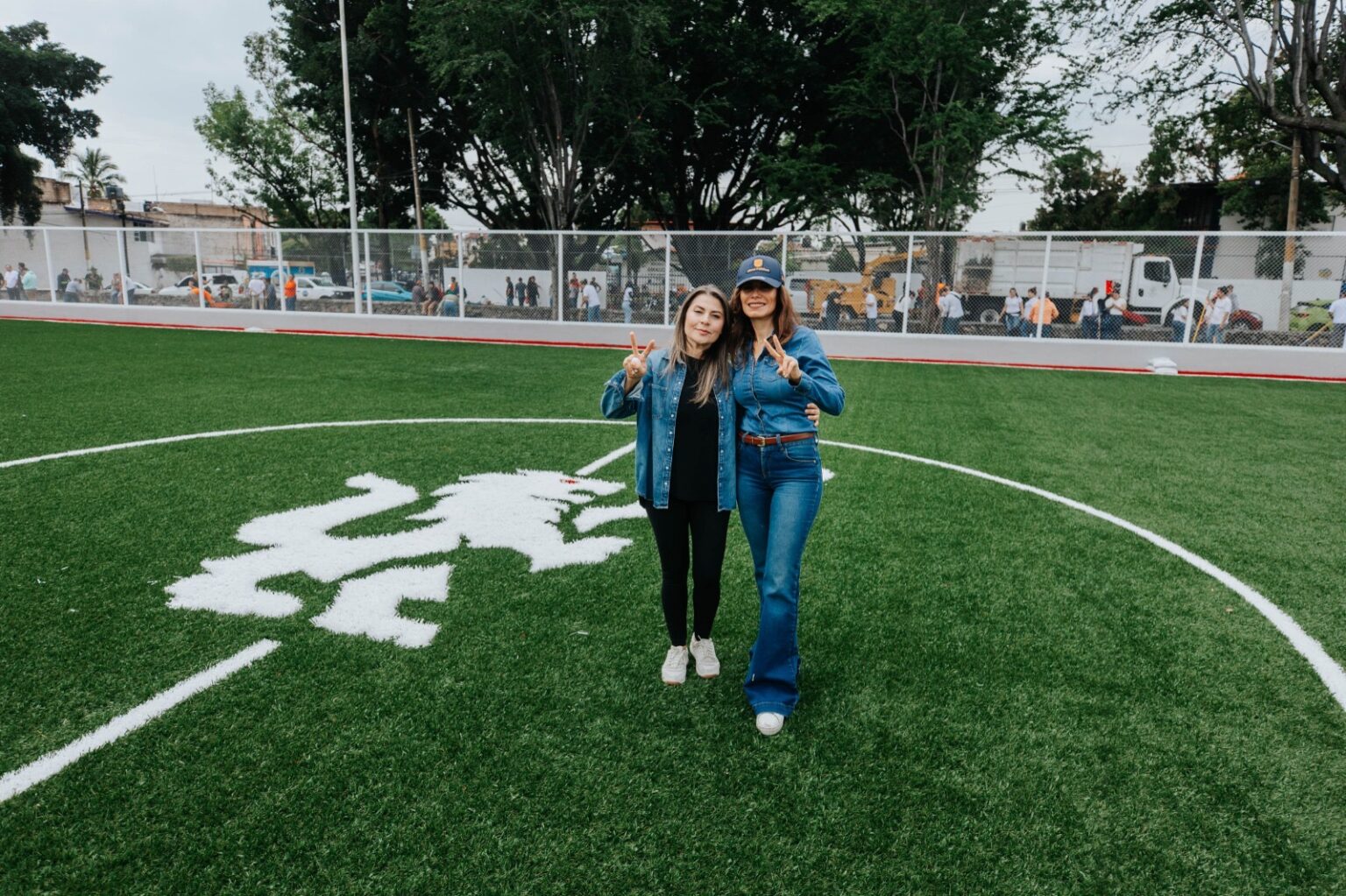 Vero Delgadillo en la cancha María Asunción rehabilitada en la colonia Monumental de Guadalajara