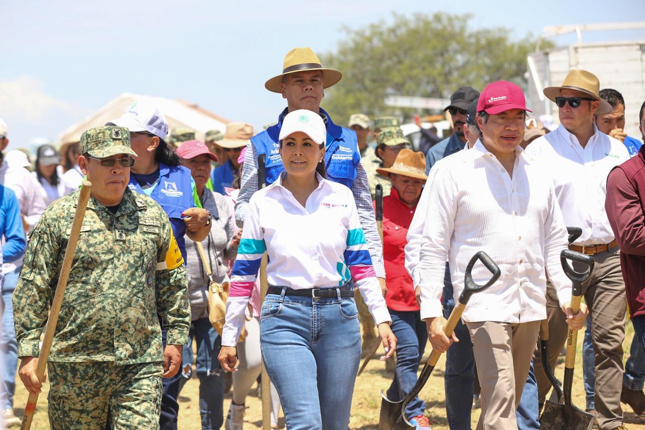 Tere Jiménez participa en una jornada de reforestación en la comunidad de Clavellinas, municipio de Asientos.