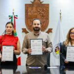 Mauricio Farah Giacomán, Gilda Gabriela Guajardo Garza y Olga Susana Méndez Arellano muestran el convenio firmado entre San Pedro Garza García y la CEDHNL.