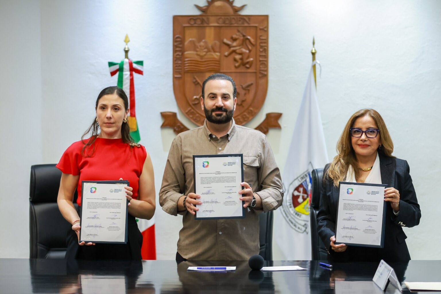 Mauricio Farah Giacomán, Gilda Gabriela Guajardo Garza y Olga Susana Méndez Arellano muestran el convenio firmado entre San Pedro Garza García y la CEDHNL.