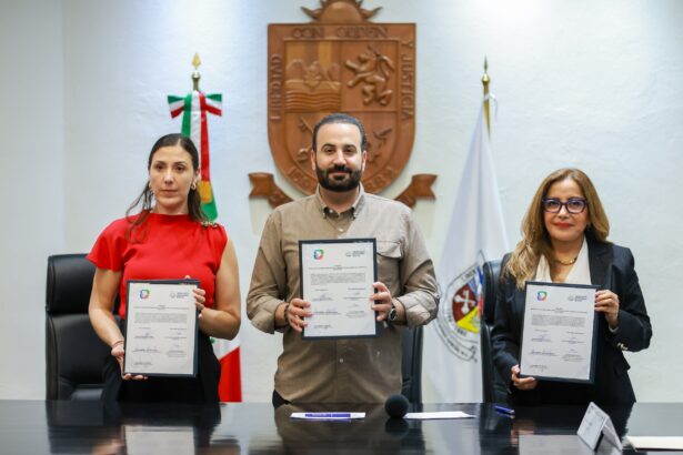 Mauricio Farah Giacomán, Gilda Gabriela Guajardo Garza y Olga Susana Méndez Arellano muestran el convenio firmado entre San Pedro Garza García y la CEDHNL.
