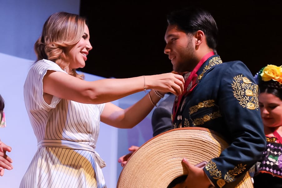 Marina del Pilar Avila Olmeda durante acto de reconocimiento a participante de formación artística en Baja California