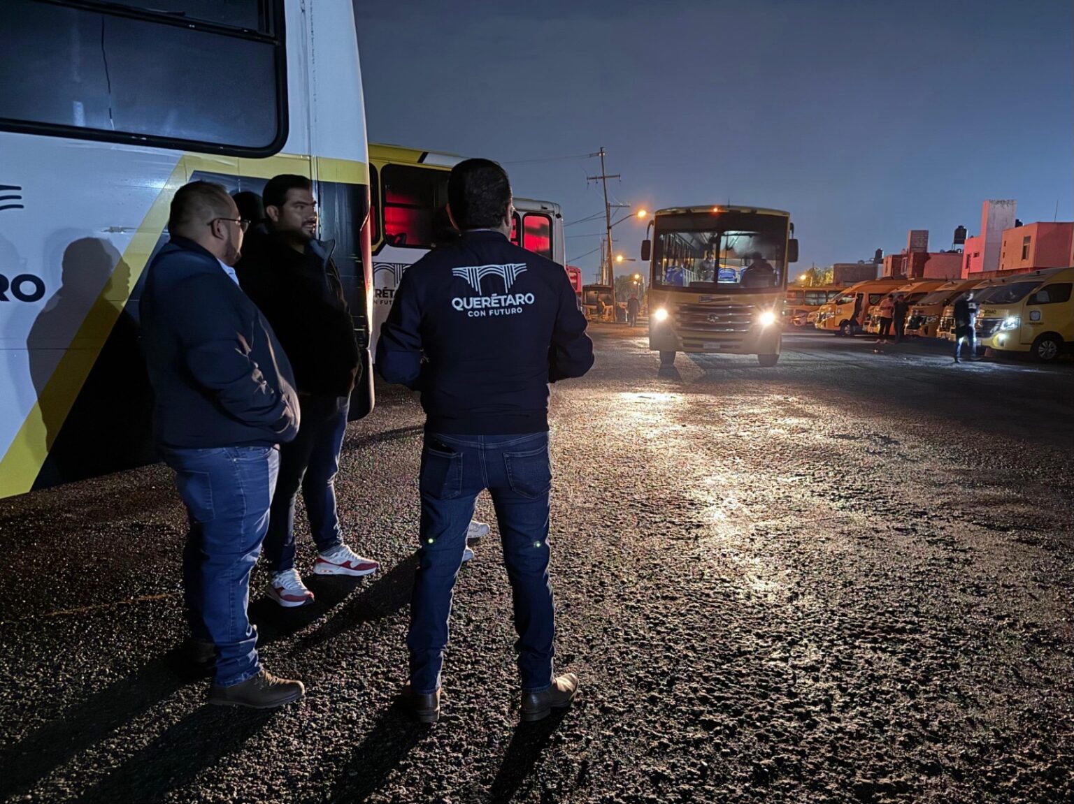 Unidades del Transporte Escolar Gratuito del Municipio de Querétaro durante el inicio de operaciones del ciclo escolar 2026-2027.