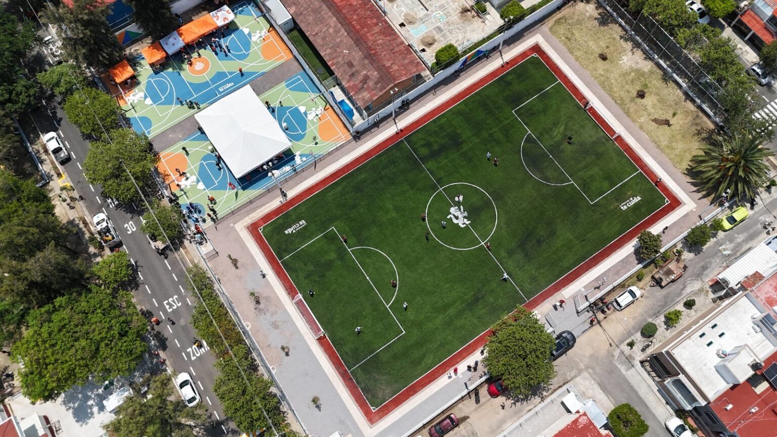 Vista aérea de una unidad deportiva rehabilitada en Guadalajara como parte de obras en espacios públicos e infraestructura deportiva.