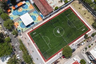 Vista aérea de una unidad deportiva rehabilitada en Guadalajara como parte de obras en espacios públicos e infraestructura deportiva.