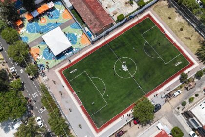 Vista aérea de una unidad deportiva rehabilitada en Guadalajara como parte de obras en espacios públicos e infraestructura deportiva.