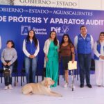 Tere Jiménez durante la entrega de aparatos auditivos y prótesis a personas beneficiarias en el Centro de Convenciones de la Isla San Marcos, en Aguascalientes.