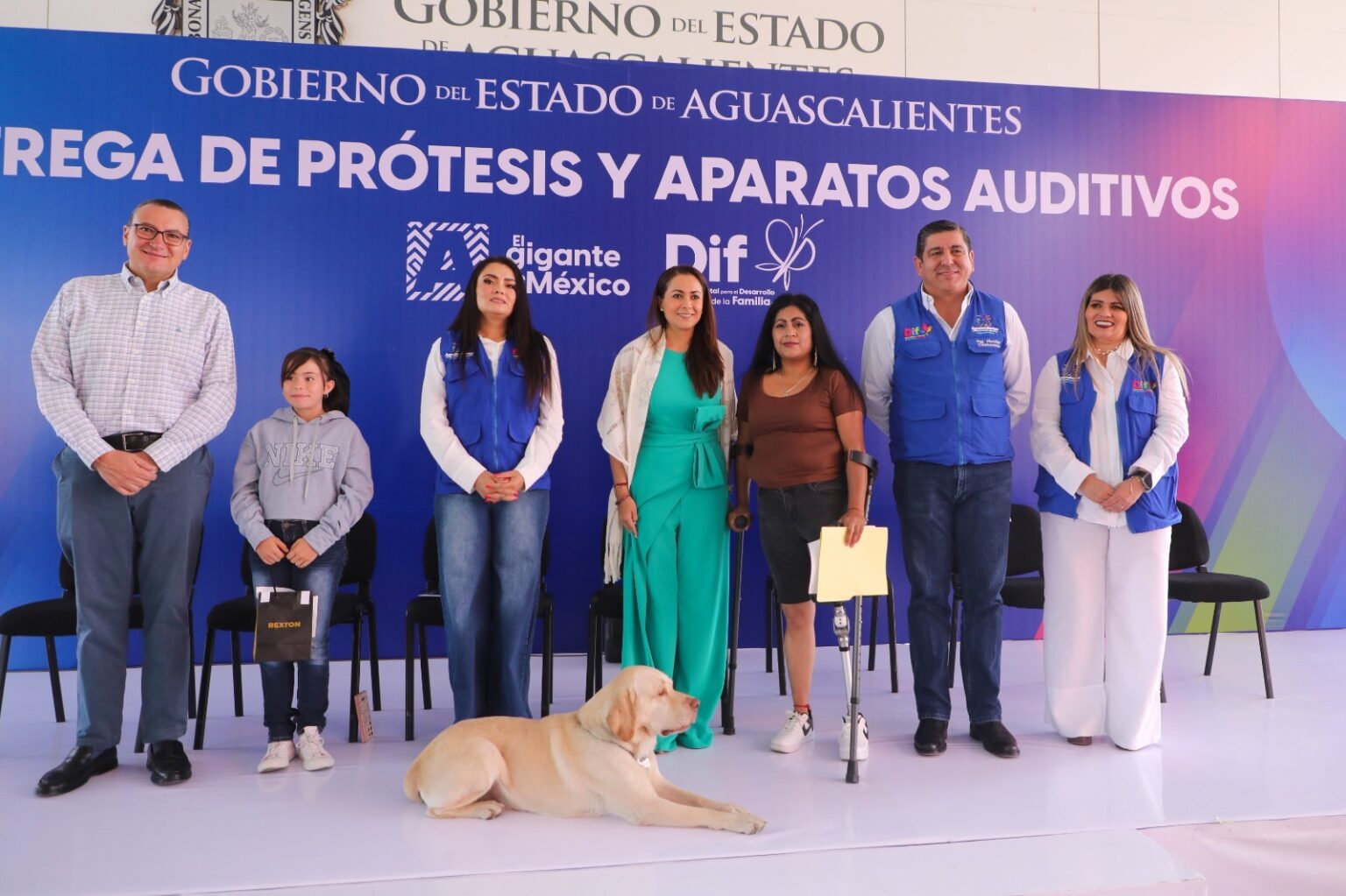 Tere Jiménez durante la entrega de aparatos auditivos y prótesis a personas beneficiarias en el Centro de Convenciones de la Isla San Marcos, en Aguascalientes.