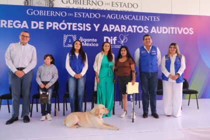 Tere Jiménez durante la entrega de aparatos auditivos y prótesis a personas beneficiarias en el Centro de Convenciones de la Isla San Marcos, en Aguascalientes.