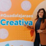 Mariana Orozco posa frente a una imagen promocional de Creativa GDL en Guadalajara.
