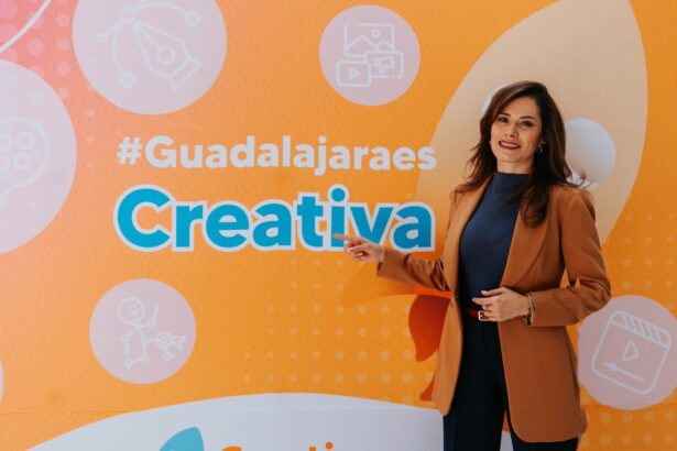 Mariana Orozco posa frente a una imagen promocional de Creativa GDL en Guadalajara.