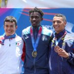 Carlos Monsiváis muestra medalla de plata durante los Juegos Centroamericanos y del Caribe Santo Domingo 2026
