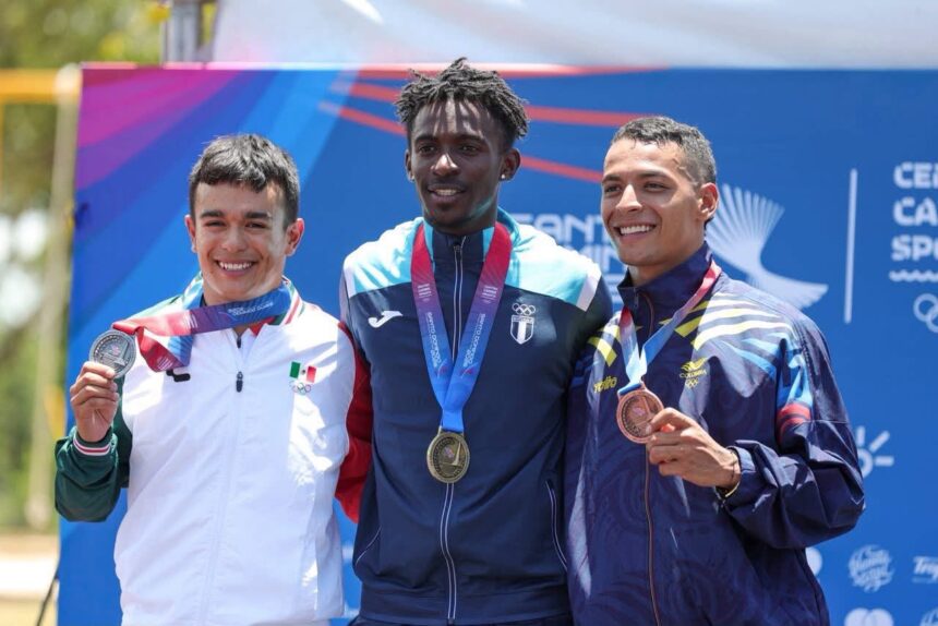 Carlos Monsiváis muestra medalla de plata durante los Juegos Centroamericanos y del Caribe Santo Domingo 2026