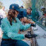 Vero Delgadillo participa en trabajos comunitarios durante la entrega de la rehabilitación de la Unidad Deportiva 61 en la colonia Vicente Guerrero, en Guadalajara.