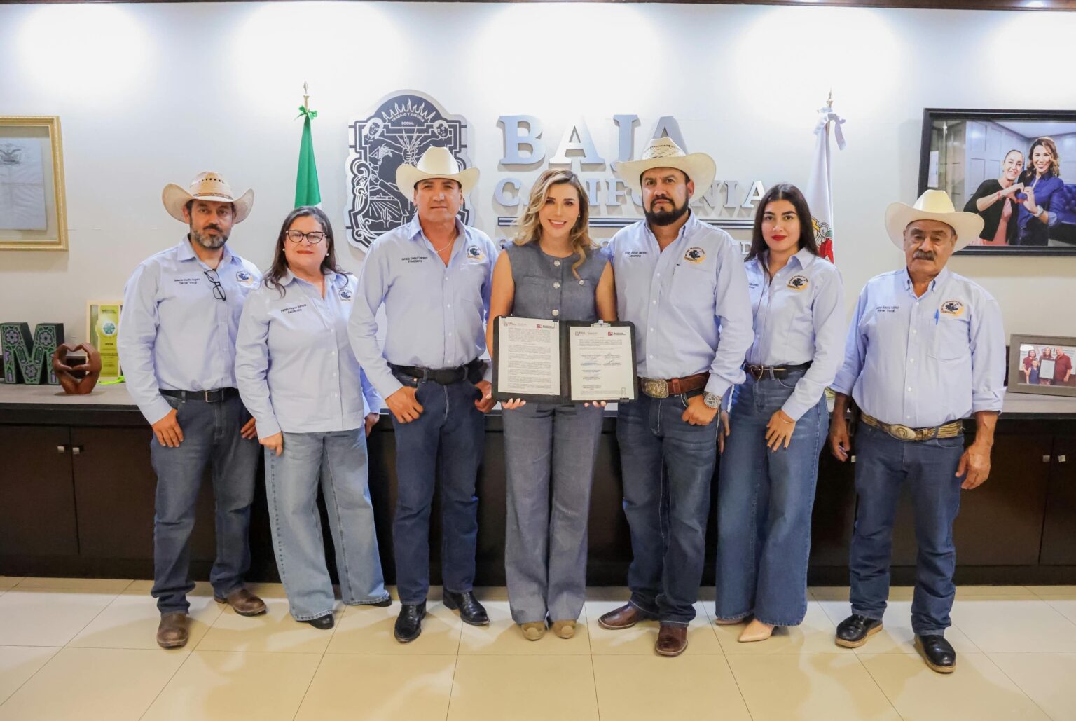 Marina del Pilar Avila Olmeda firma convenio de apoyo a productores de trigo cristalino del Valle de Mexicali.