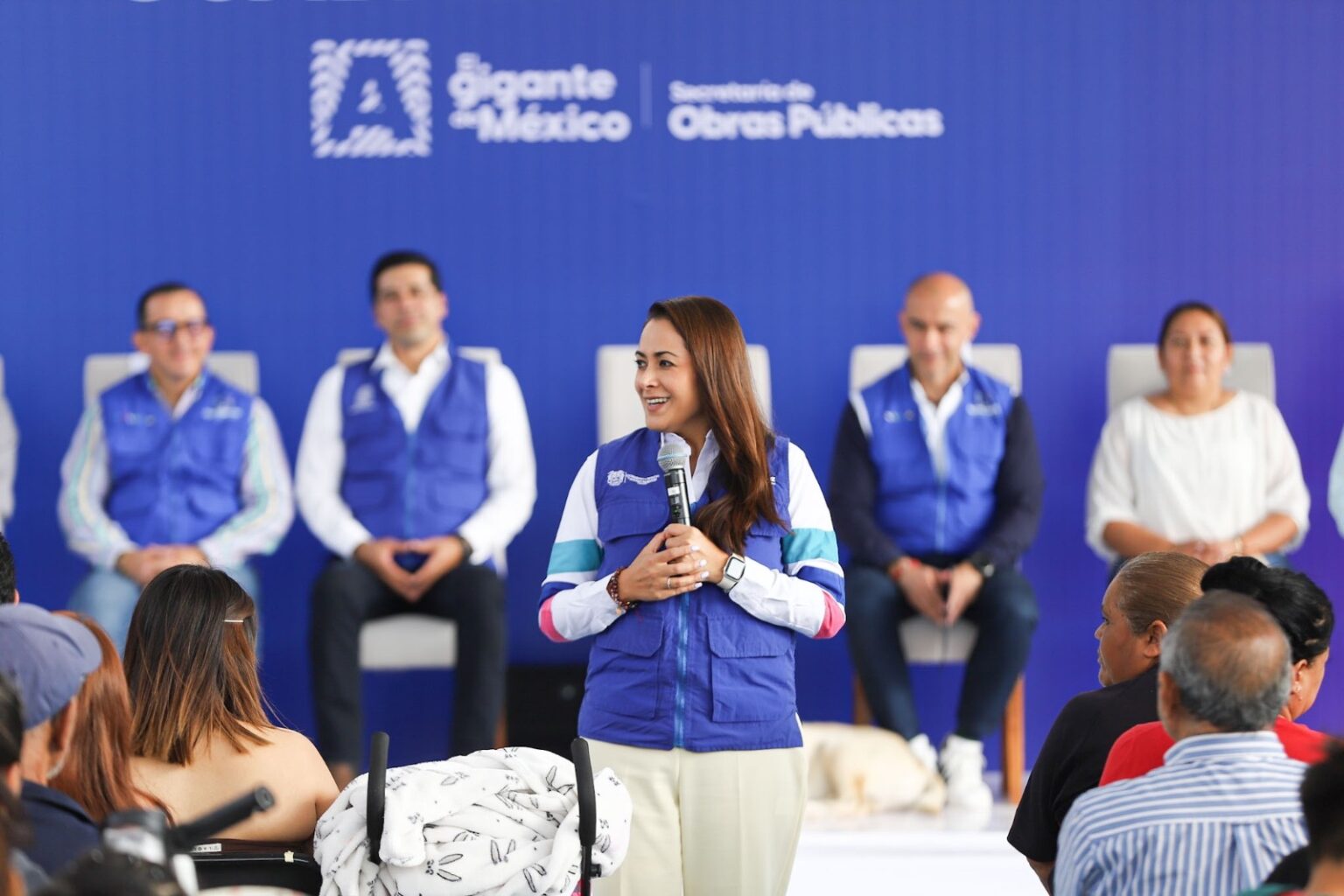 Tere Jiménez durante la entrega de la cancha rehabilitada en el fraccionamiento Guadalupe Peralta, al oriente de Aguascalientes.