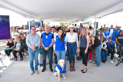 Tere Jiménez durante la entrega de obras de pavimentación en Tepezalá, Aguascalientes.