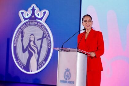 Libia Dennise García Muñoz Ledo durante la inauguración del Primer Foro Estatal de Fortalecimiento a Grupos Organizados y Organizaciones de la Sociedad Civil en Guanajuato.