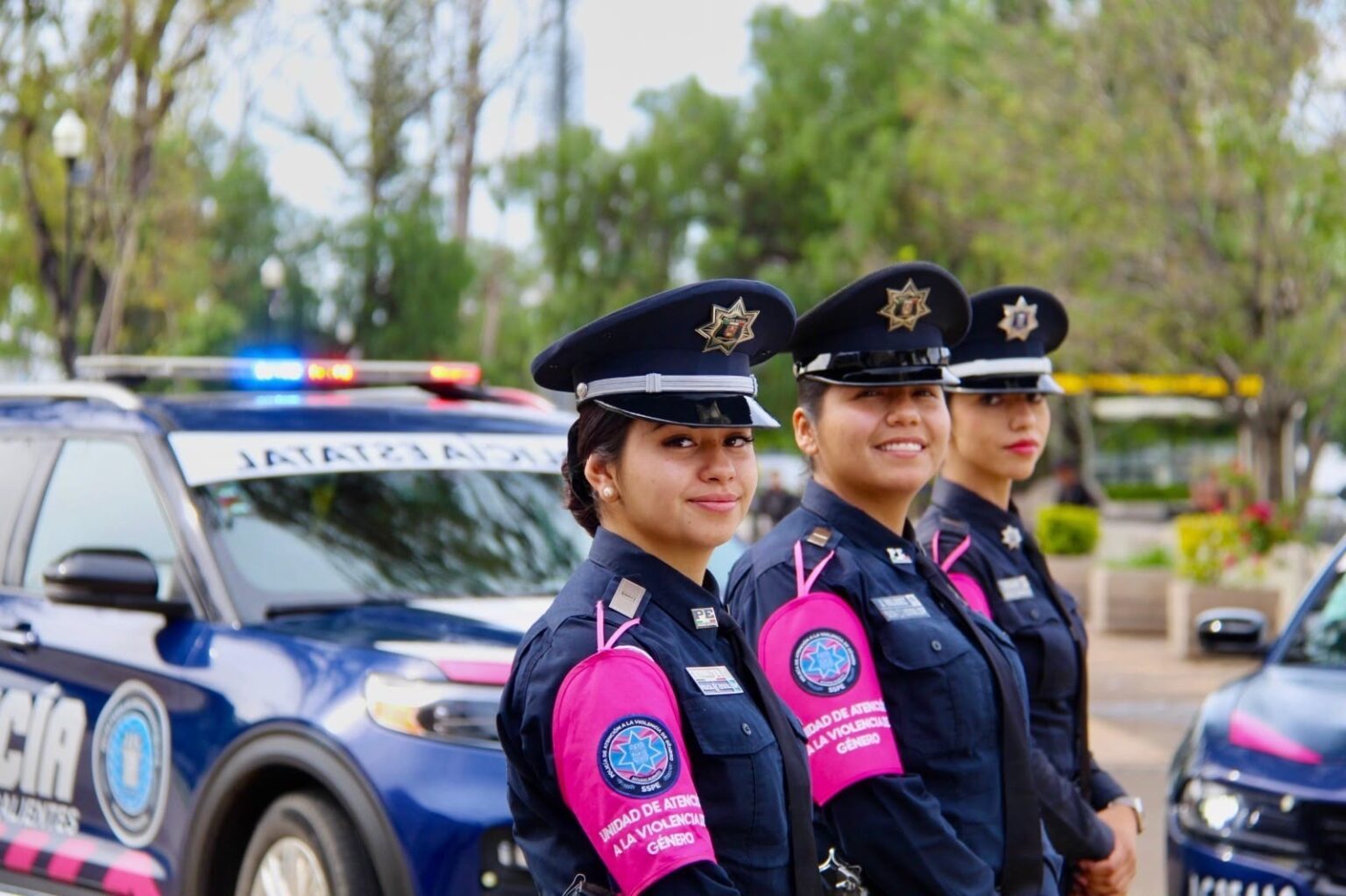 Elementos de la Policía Rosa de Aguascalientes junto a patrullas de la corporación.
