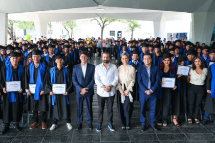 Mauricio Farah Giacomán acompaña a jóvenes graduados del programa Futuros en Marcha en San Pedro Garza García.