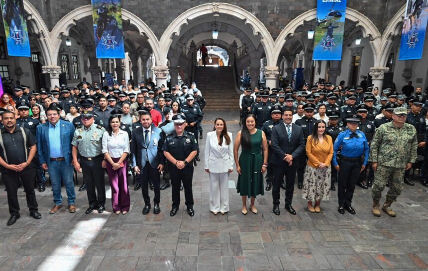 Ceremonia de entrega de reconocimientos a policías estatales, municipales y personal militar en Aguascalientes