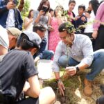 Felifer Macías participa con estudiantes en una jornada de reforestación en la preparatoria Bicentenario, en Querétaro.