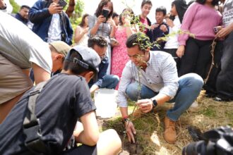 Felifer Macías participa con estudiantes en una jornada de reforestación en la preparatoria Bicentenario, en Querétaro.