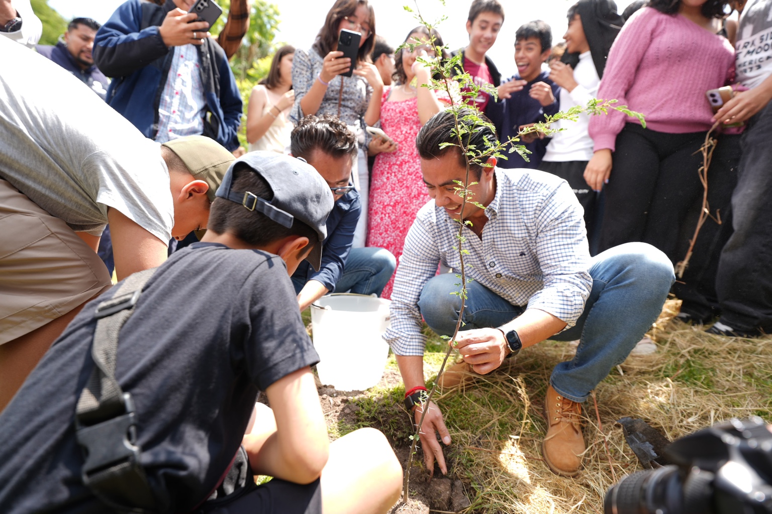 Felifer Macías participa con estudiantes en una jornada de reforestación en la preparatoria Bicentenario, en Querétaro.