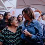 Vero Delgadillo conversa con una vecina durante un recorrido en la colonia Echeverría, en Guadalajara.