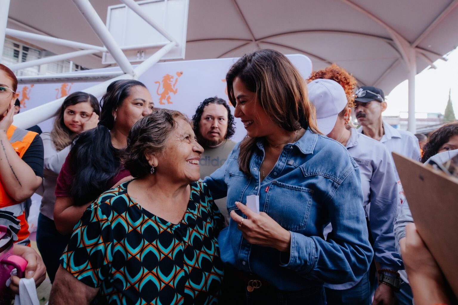 Vero Delgadillo conversa con una vecina durante un recorrido en la colonia Echeverría, en Guadalajara.