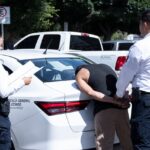 Agentes de la Policía de Investigación de San Luis Potosí realizan la detención de una persona durante acciones operativas de seguridad.