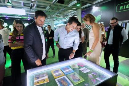 Autoridades recorren la exposición interactiva Big Bang Gol en el Centro Educativo y Cultural Manuel Gómez Morín, en Querétaro.