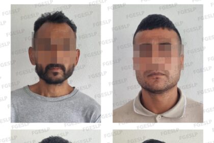 Imagen difundida por la FGESLP de cuatro hombres señalados por una investigación, con los rostros difuminados y la leyenda de presunción de inocencia.