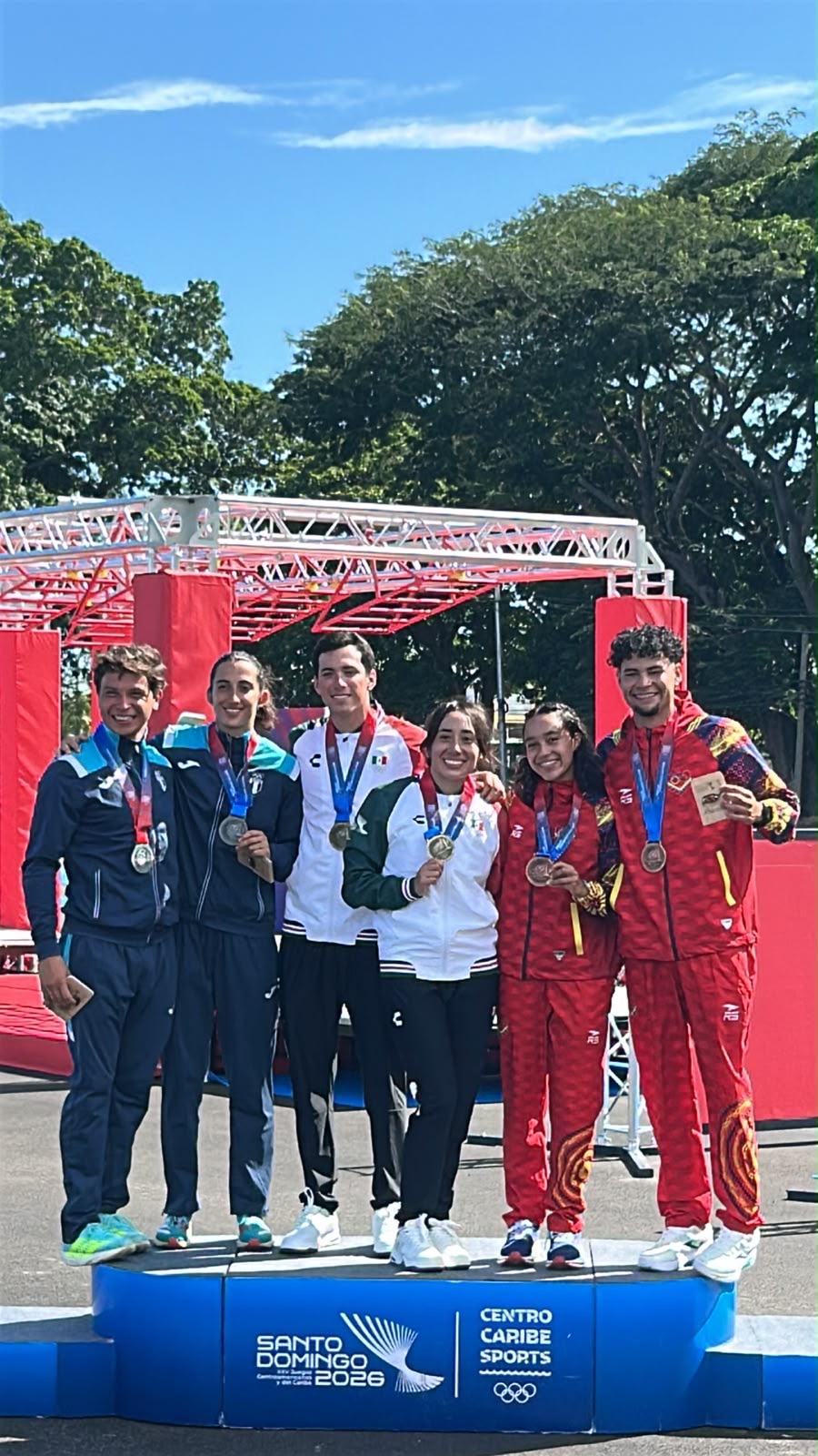 Deportistas mexicanos muestran sus medallas en el podio de los Juegos Centroamericanos y del Caribe Santo Domingo 2026.