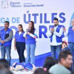 Tere Jiménez durante la entrega de útiles escolares en un evento de la Secretaría de Desarrollo Social de Aguascalientes.