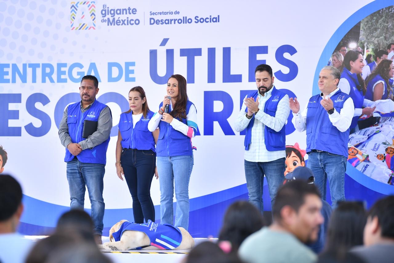 Tere Jiménez durante la entrega de útiles escolares en un evento de la Secretaría de Desarrollo Social de Aguascalientes.