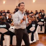 Felifer Macías durante la entrega de estímulos por años de servicio a trabajadores municipales de Querétaro.