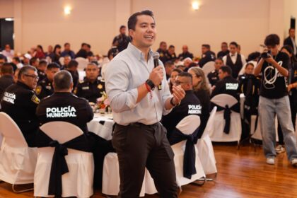 Felifer Macías durante la entrega de estímulos por años de servicio a trabajadores municipales de Querétaro.