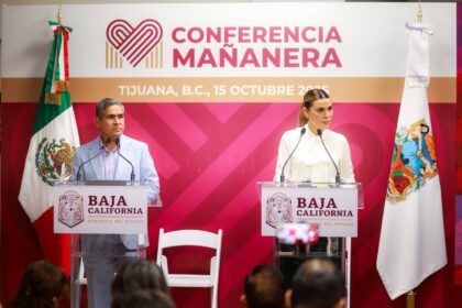 Marina del Pilar Avila Olmeda y Laureano Carrillo durante una conferencia sobre operativos de seguridad en Baja California.