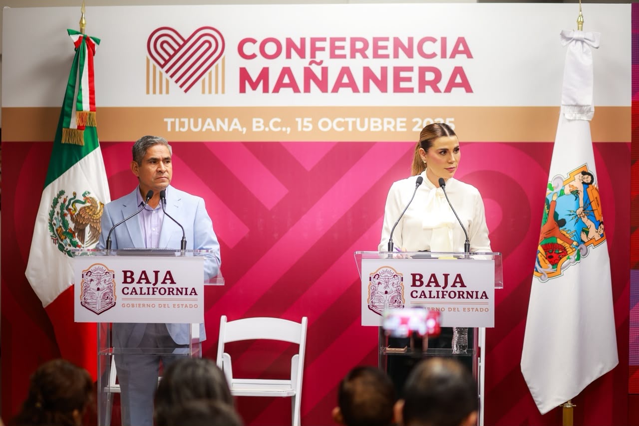 Marina del Pilar Avila Olmeda y Laureano Carrillo durante una conferencia sobre operativos de seguridad en Baja California.