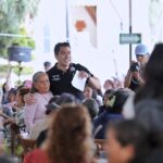 Felifer Macías convive con personas adultas mayores durante una celebración organizada por la AMEQ en Querétaro.