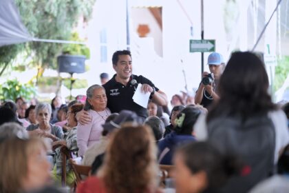 Felifer Macías convive con personas adultas mayores durante una celebración organizada por la AMEQ en Querétaro.