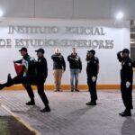 Cadetes del Instituto de Formación Policial realizan honores durante su jornada de preparación en Querétaro.