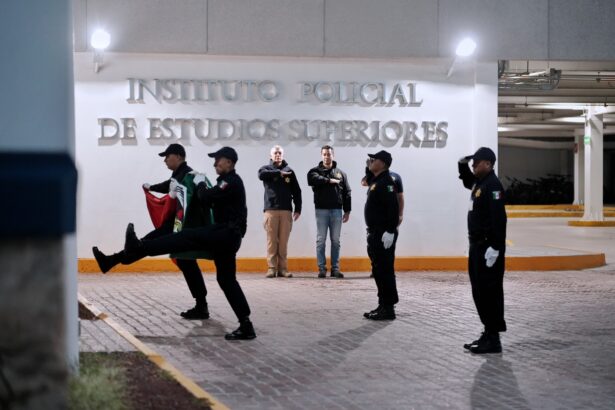 Cadetes del Instituto de Formación Policial realizan honores durante su jornada de preparación en Querétaro.